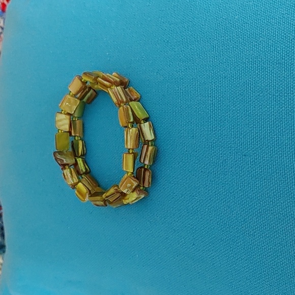 Handmade Set Of 2  Green Shell Stretch Bracelets - Picture 3 of 3